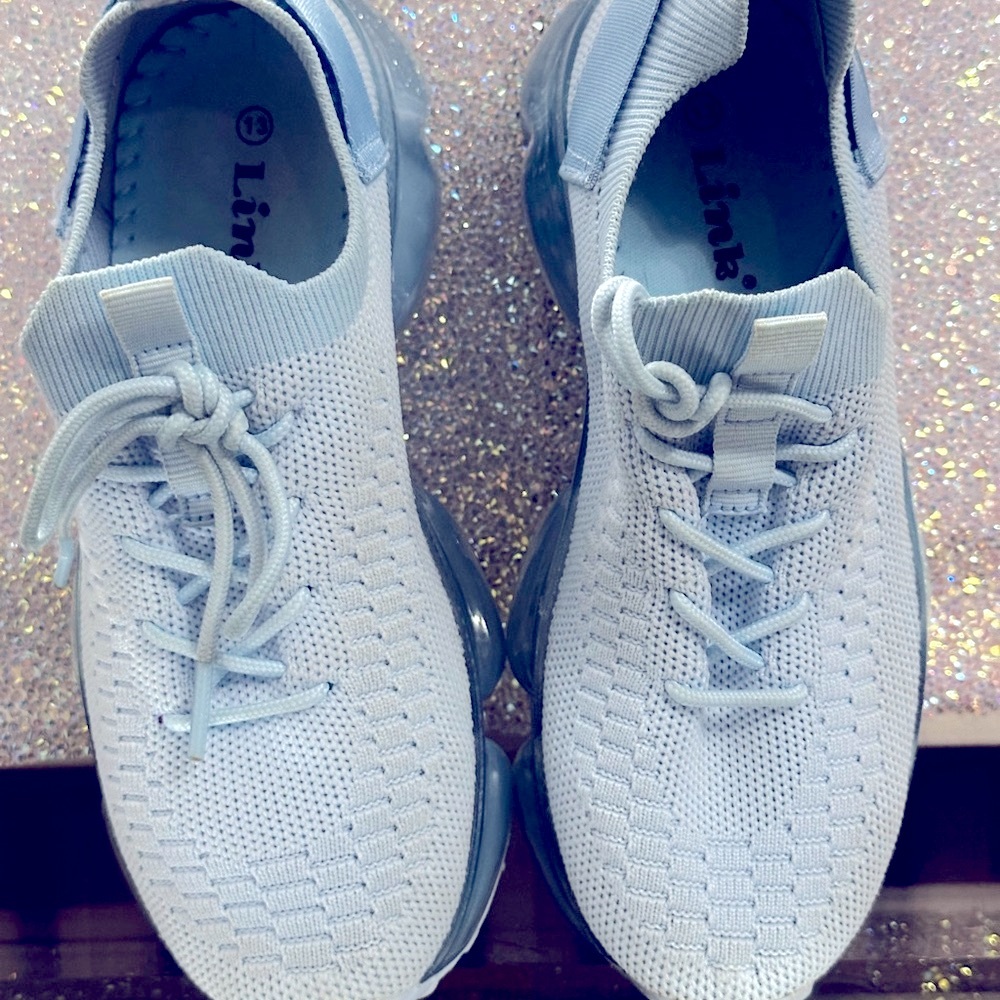 Kids Sneakers in Light Blue
Perfect for school uniforms
Smoke & Pet Free
Size 13